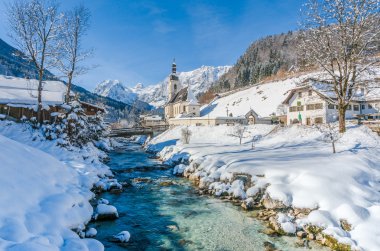 Panoramik manzaralı kış manzarası ile ünlü Parish Kilisesi, St. Sebastian Ramsau Köyü, Nationalpark Berchtesgadener arazi, Upper Bavaria, Almanya Bavyera Alpleri'nde