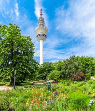 Çiçek bahçesinde Planten güzel manzarasına..... Blomen park ünlü Heinrich Hertz Turm radyo telekomünikasyon Kulesi arka planda, Hamburg, Almanya