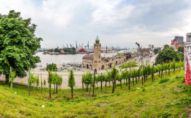 Ünlü Hamburger Landungsbruecken liman ve Gemi Elbe nehrinde, St. Pauli bölge, Hamburg, Almanya