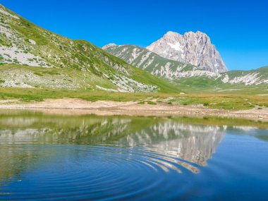 Gran Sasso dağın zirvesinde Campo Imperatore Yaylası, Abruzzo, İtalya