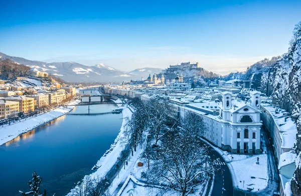 Prachtig panoramisch uitzicht op Salzburg skyline met Festung Hohensalzburg en de rivier de Salzach in de winter, Salzburger Land, Oostenrijk — Stockfoto