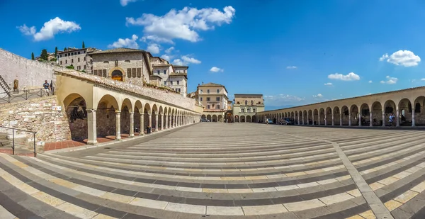 Beautiful panoramic view of Lower Plaza near famous Basilica of St. Francis of Assisi (Basilica Papale di San Francesco) in Assisi, Umbria, Italy — Stock Photo, Image