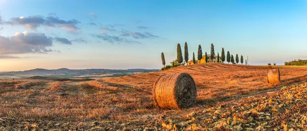 Tuscany landscape with farm house at sunset, Val d'Orcia, Italy — Stock Photo, Image