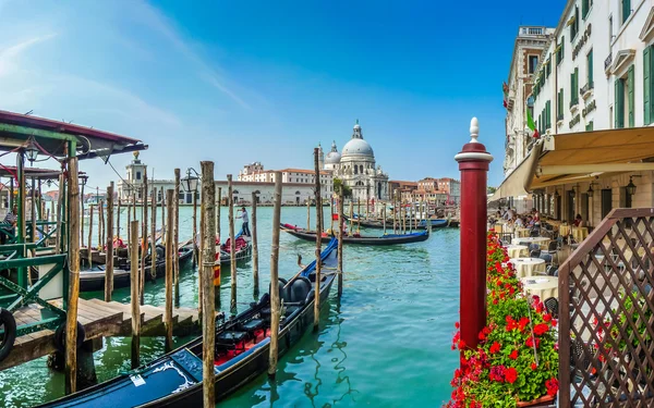 Góndola en Canal Grande con Basílica de Santa Maria, Venecia —  Fotos de Stock