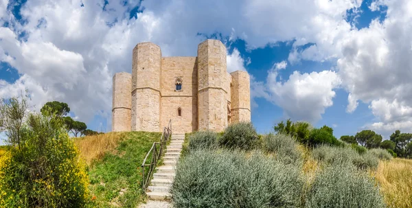 Castel del Monte histórico e famoso na Apúlia, sudeste da Itália — Fotografia de Stock