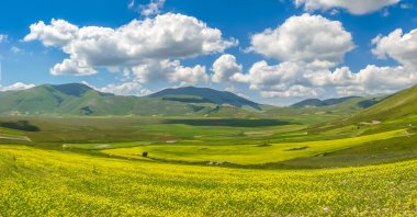 Piyano Grande yaz manzara, Umbria, İtalya