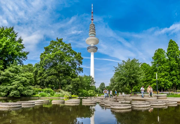 Hermoso parque Planten um Blomen y famoso Heinrich-Hertz-Turm, Hamburgo, Alemania — Foto de Stock