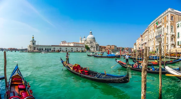 Gondoli na Canal Grande z Basilica di Santa Maria, Wenecja, Włochy — Zdjęcie stockowe