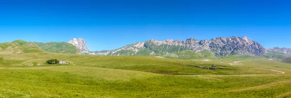 Gran Sasso montanha no planalto de Campo Imperatore, Abruzzo, Itália — Fotografia de Stock