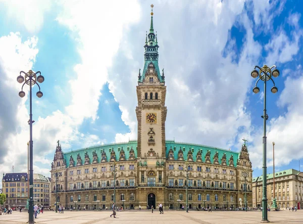 Ayuntamiento de Hamburgo en la plaza del mercado en el barrio de Altstadt, Alemania — Foto de Stock