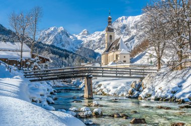Kilise, Ramsau, Almanya ile Bavyera Alpleri'nde kış manzarası