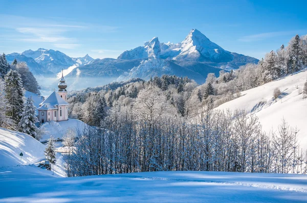 Winterlandschap in de Beierse Alpen met church, Beieren, Duitsland — Stockfoto