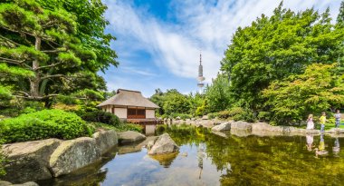 Japon Bahçe (Planten BM Blomen park) ile Heinrich-Hertz-Turm, Hamburg, Almanya