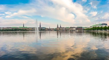 Gün batımında, Hamburg, Almanya altın akşam ışığında pastoral Binnenalster'de ofis binası