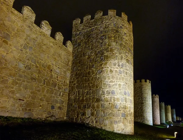 Historische Mauern von avila bei Nacht, castilla y leon, spanien — Stockfoto