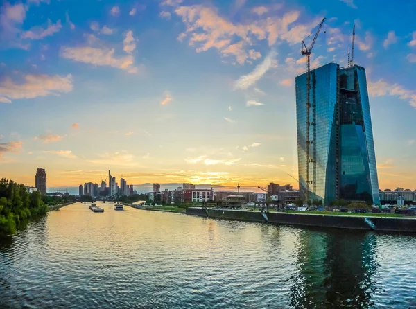 Франкфурт-на-Майне и ЕЦБ на закате, Германия — стоковое фото