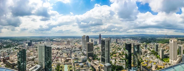 Frankfurts skyline med dramatiska molnlandskap, Hessen, Tyskland — Stockfoto