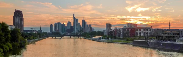 Splendido skyline di Francoforte sul Meno al tramonto, Germania — Foto Stock