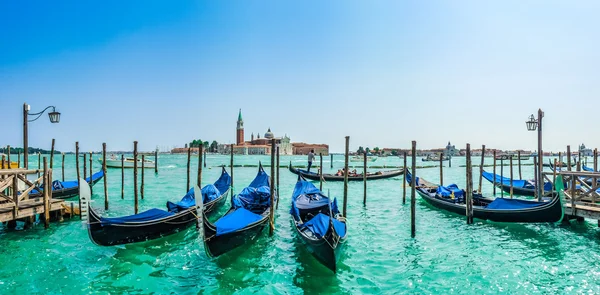 Gondoly na Canal Grande s San Giorgio Maggiore, Benátky, Itálie — Stock fotografie