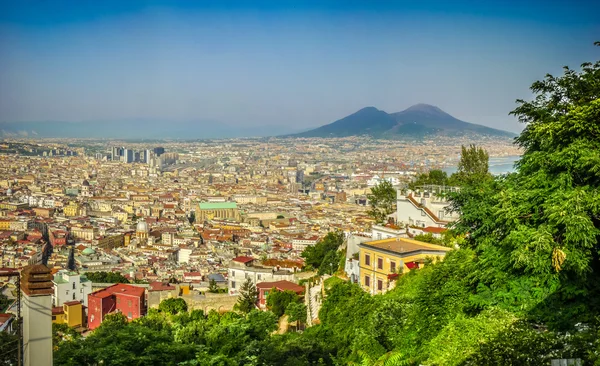 Vista aérea de Napoli con el Monte Vesubio, Campania, Italia —  Fotos de Stock