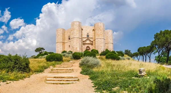 Castel del Monte histórico e famoso na Apúlia, sudeste da Itália — Fotografia de Stock