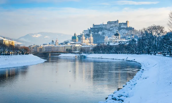 Linha do horizonte de Salzburgo com Fortaleza Hohensalzburg no inverno, Salzburgo, Áustria — Fotografia de Stock