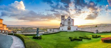 Bazilikası St Francis Assisi günbatımı, Umbria, İtalya