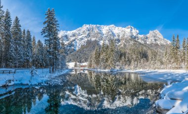 Doğal kış manzara pastoral Mountain Bavyera Alpleri'nde göl Hintersee, Almanya