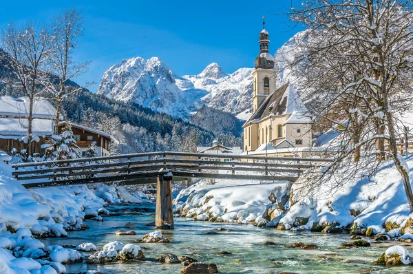 Paisaje invernal en los Alpes bávaros con iglesia, Ramsau, Alemania — Foto de Stock