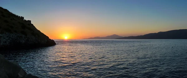 Vista panoramica panoramica sul bellissimo tramonto idilliaco sopra il mare — Foto Stock