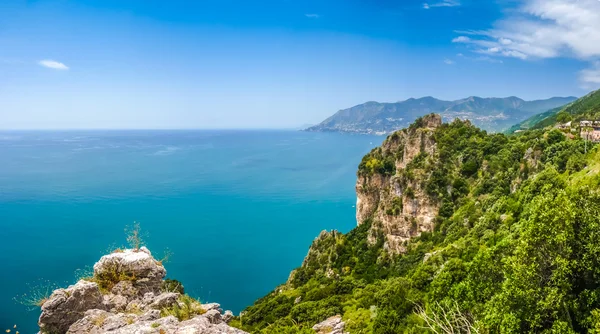 Vista cartão postal de Costa Amalfitana, Campania, Itália — Fotografia de Stock