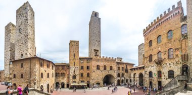 Ünlü Piazza del Duomo tarihi San Gimignano, Toskana, İtalya