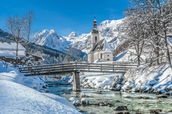 Paisaje invernal en los Alpes bávaros con iglesia, Ramsau, Alemania —  Fotos de Stock