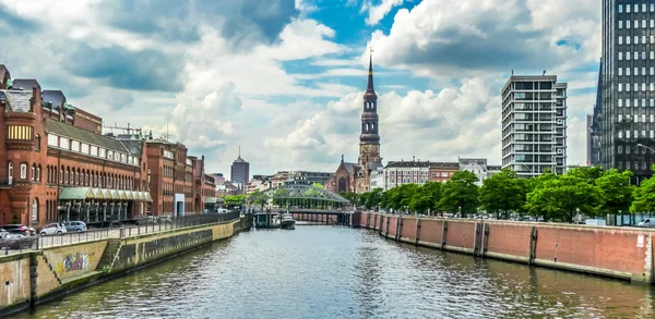 Zollkanal with St. Catherine 's Church in warehouse district, Hamburg, Germany — стоковое фото