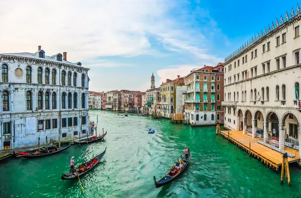 Slavného Canal Grande od slavného mostu Rialto v Benátkách, Itálie — Stock fotografie