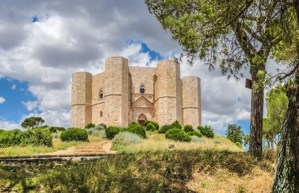 Histórico y famoso Castel del Monte en Apulia, sureste de Italia — Foto de Stock
