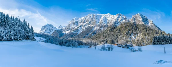 Vackra Vinterberg landskap i bayerska Alperna, Bayern, Tyskland — Stockfoto