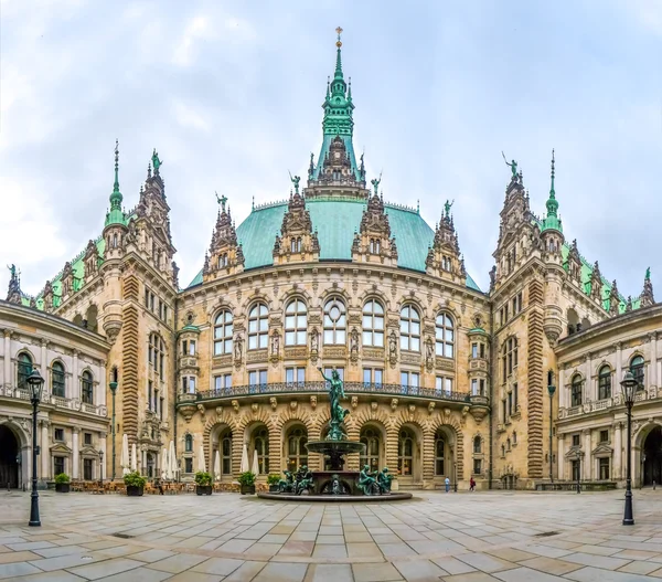 Hermoso ayuntamiento de Hamburgo con fuente Hygieia desde el patio, Alemania —  Fotos de Stock