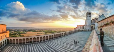 St Francis Assisi Bazilikası gün batımında, Assisi, Umbria, İtalya