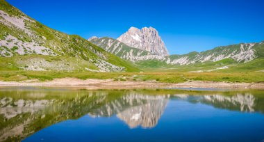 Gran Sasso dağın zirvesinde Campo Imperatore Yaylası, Abruzzo, İtalya