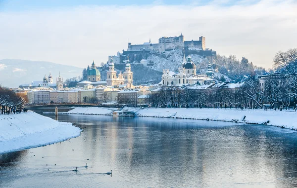 Salzburg skyline met Fort Hohensalzburg in de winter, Salzburg, Oostenrijk — Stockfoto