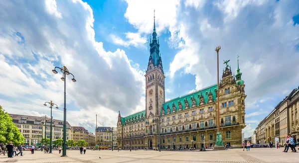 Ayuntamiento de Hamburgo en la plaza del mercado en el barrio de Altstadt, Alemania — Foto de Stock