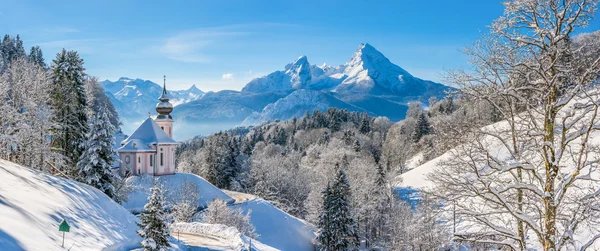 Зимний пейзаж в Баварских Альпах с церковью, Бавария, Германия — стоковое фото