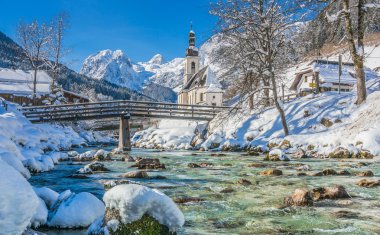 Kilise, Ramsau, ORME Bavyera Alpleri'nde kış manzarası