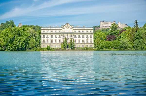 Schloss Leopoldskron con la fortaleza de Hohensalzburg en Salzburgo, Austria — Foto de Stock