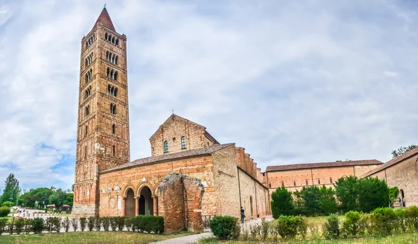 Historische abdij van Pomposa en het beroemde klooster, Codigoro, Emilia-Romagna, Italië — Stockfoto