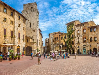 Ünlü Piazza della Cisterna tarihi San Gimignano, Toskana, İtalya