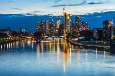 Güzel Frankfurt am Main manzarası, gece, Almanya