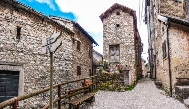 Güzel alleyway içinde tarihi kent Casso, Friuli, İtalya