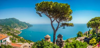 Ravello, Campania, İtalya 'daki Villa Rufolo bahçelerinden Amalfi Sahili